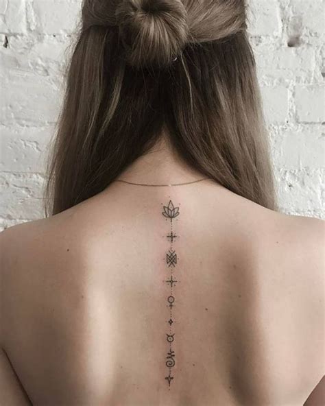 tatuajes para mujer en la espalda sexis|Tatuajes en la espalda que lucen sexis y delicados。